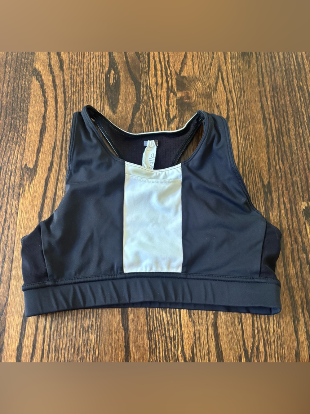 Oiselle Pockito Sports bra women’s 6/medium Black & white pockets